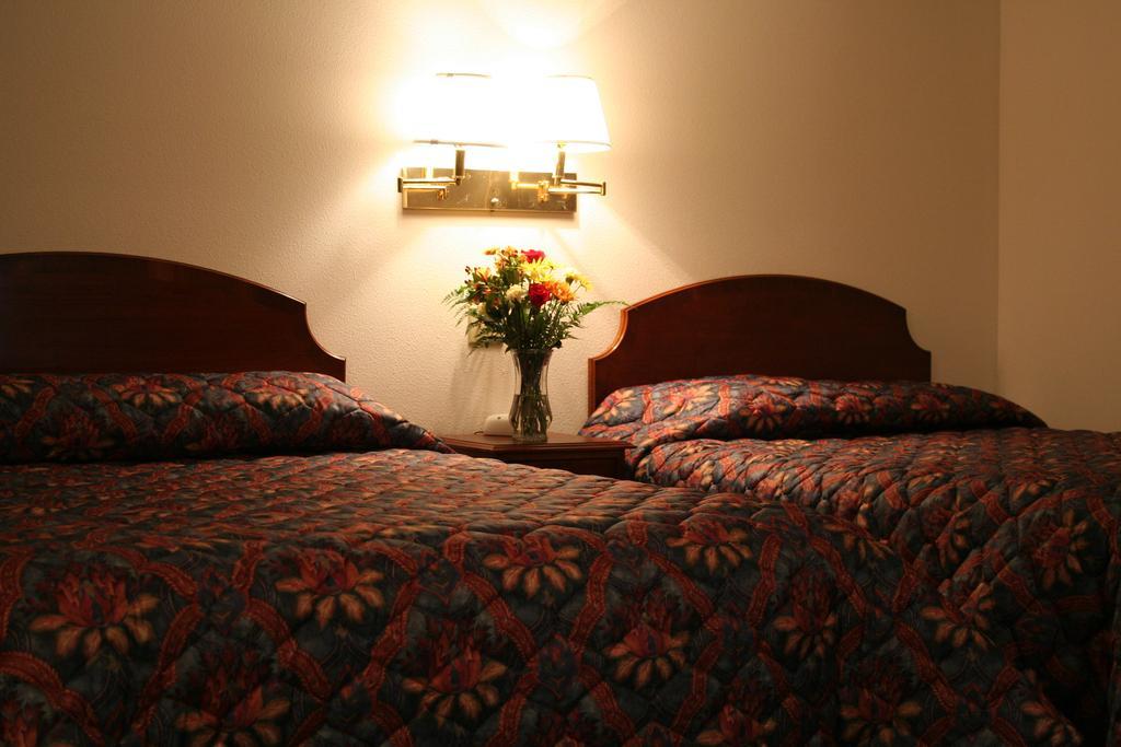 University Inn Cedar Falls Exteriör bild